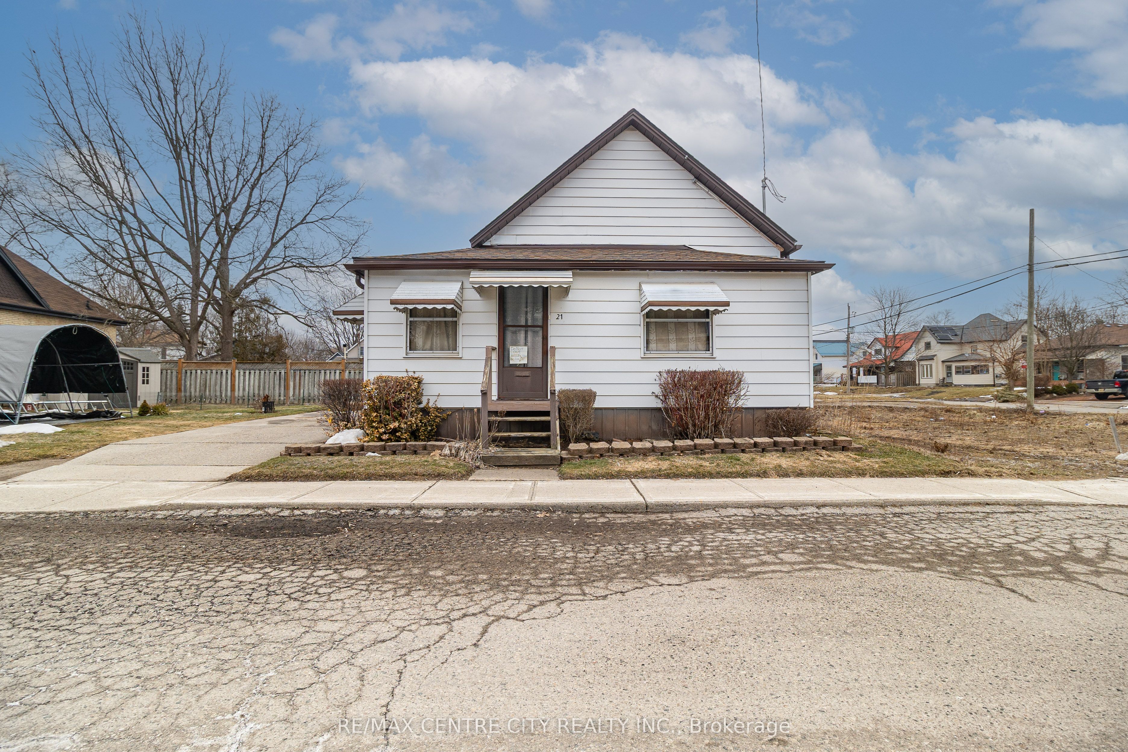 21 Owaissa Street, St. Thomas, ON, N5P 1T1