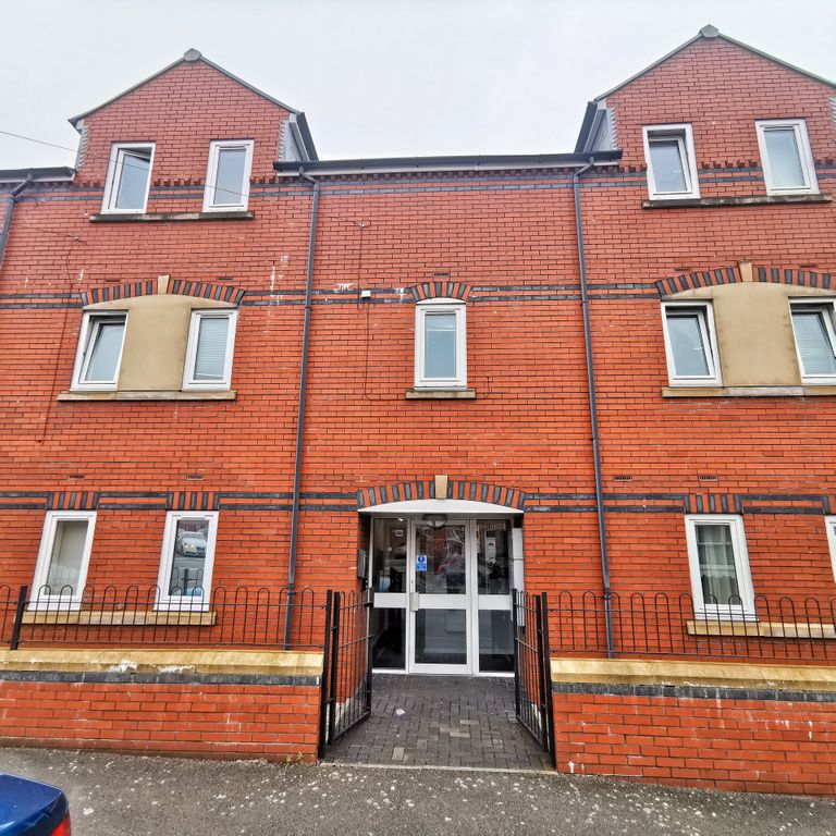 6 bed flat for saleGwennyth Street, Roath, Cardiff CF24