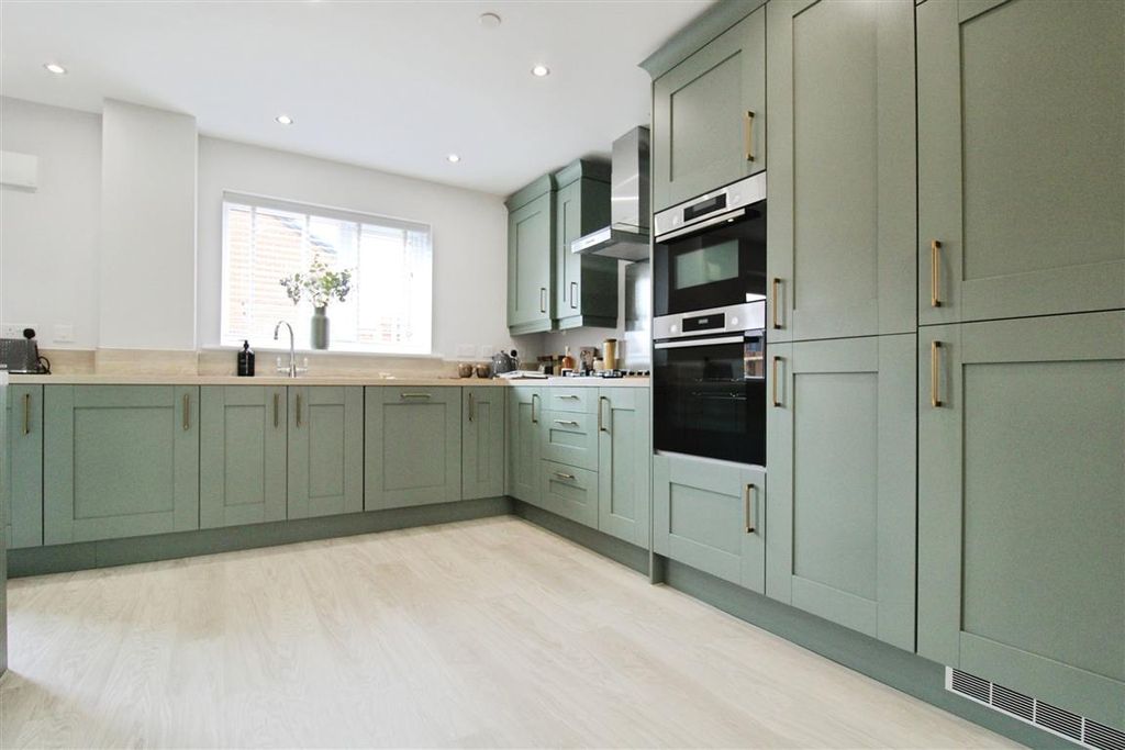 4 bed detached house for saleMaple Fields, Llanrumney, Cardiff CF3 photo 2