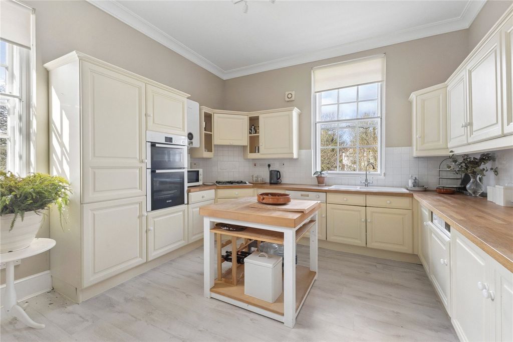 2 bed flat for salePeninsula Square, Winchester, Hampshire SO23 photo 3