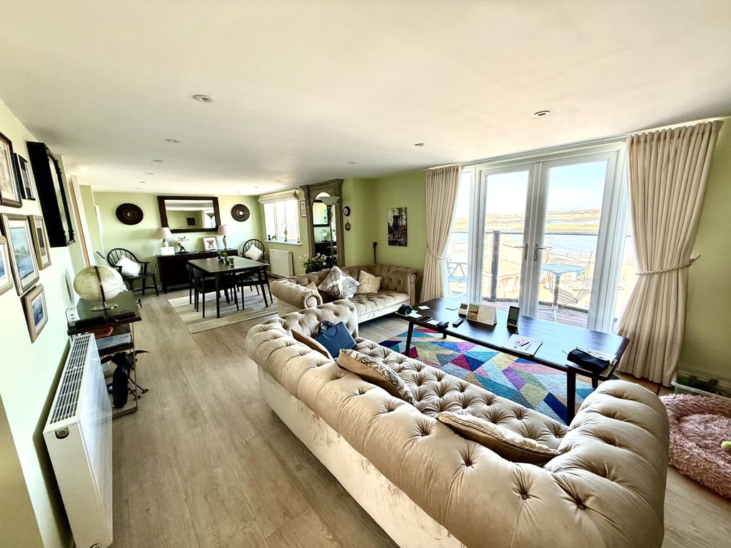 2 bed flat for saleMansion House, Marina TS24 photo 3