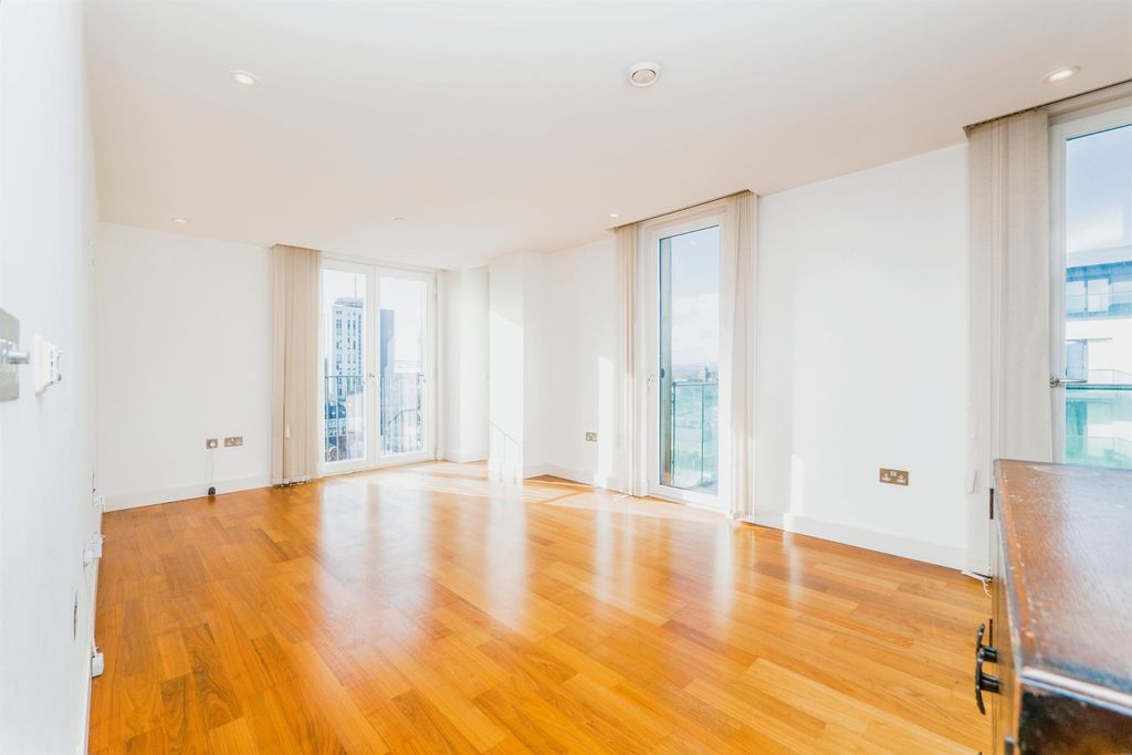 2 bed flat for saleThe Hayes, Cardiff CF10 photo 2