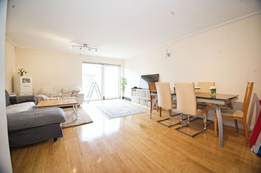 3 bed flat for saleLynton Court, Cardiff, South Glamorgan CF10