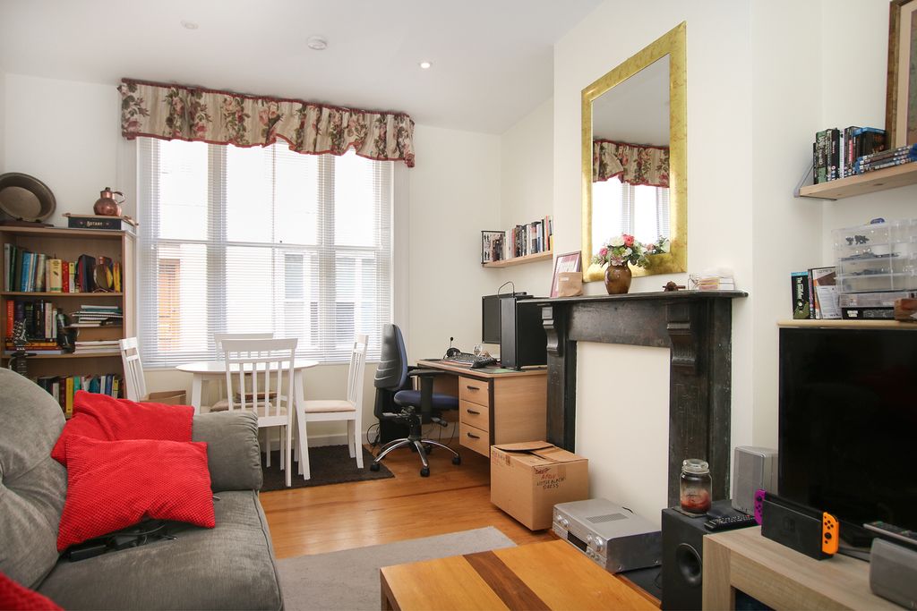 Additional image 3 of 1 bed property to rent8, Hauteville, St Peter Port, Guernsey GY1