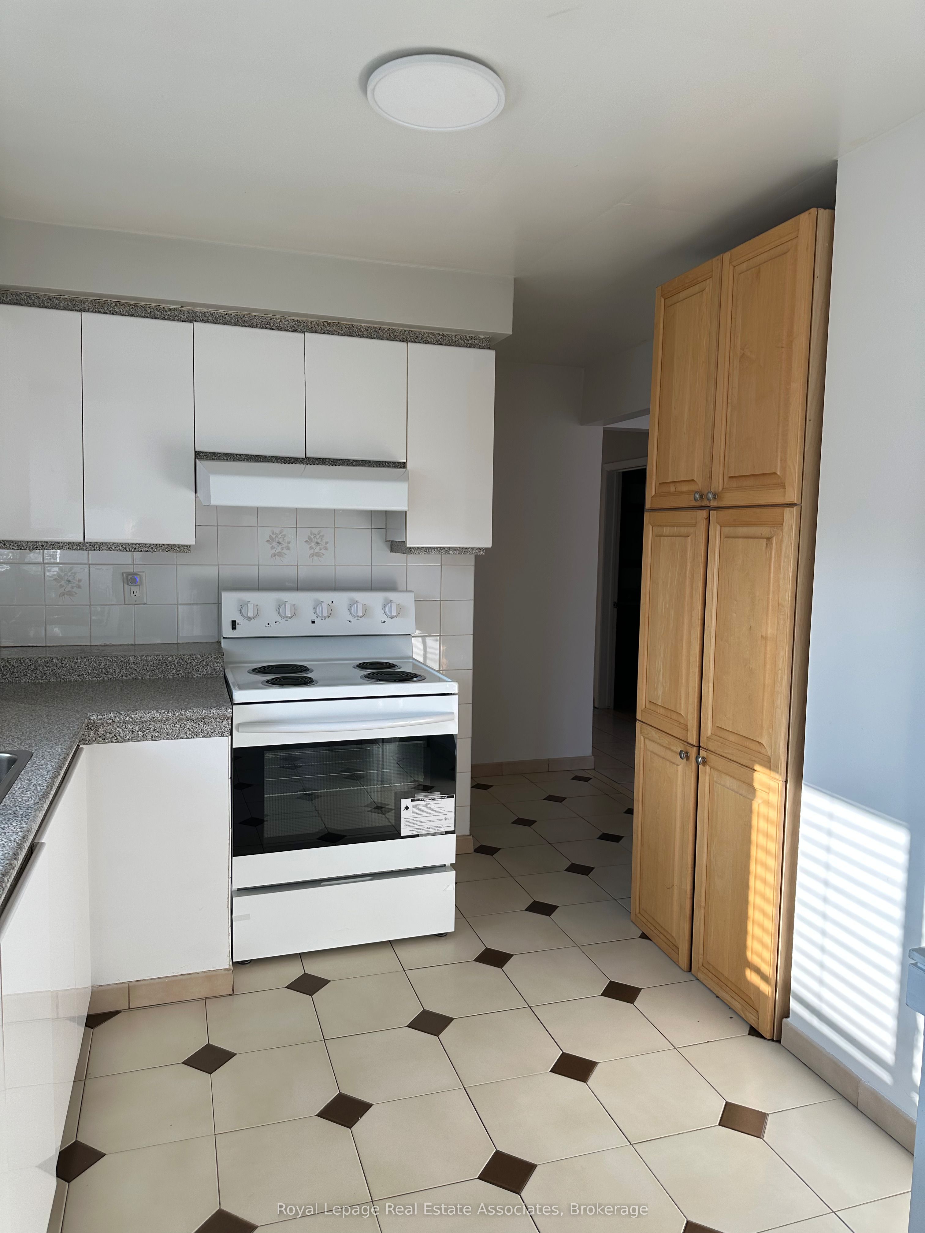 Additional image 6 of Main-1590 Coram Crescent, Mississauga, ON, L4X 1K9
