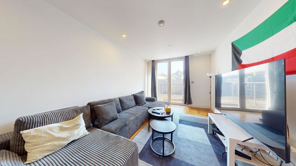 2 bed flat for saleThe Hayes, Cardiff CF10 photo 3
