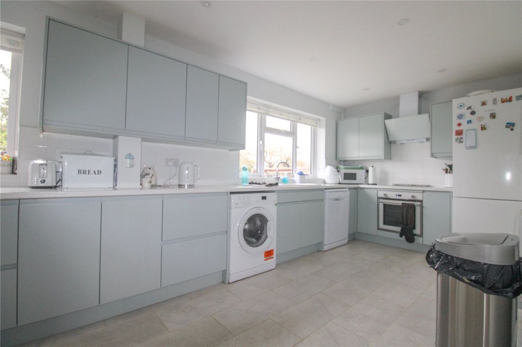 4 bed maisonette for saleRagleth Grove, Trowrbridge BA14 photo 3