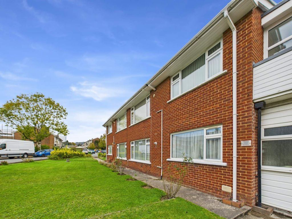 2 bed maisonette for saleClos Hendre, Rhiwbina, Cardiff. CF14