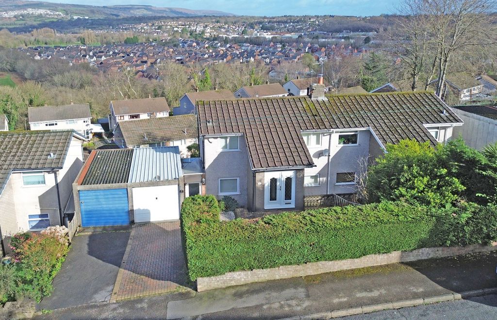 3 bed semi-detached house for saleSemi-Detached, Laurel Road, Bassaleg NP10