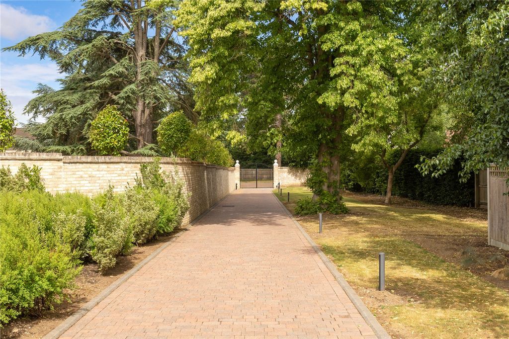 5 bed detached house for saleCambridge Road, Great Shelford, Cambridge, Cambridgeshire CB22 photo 2