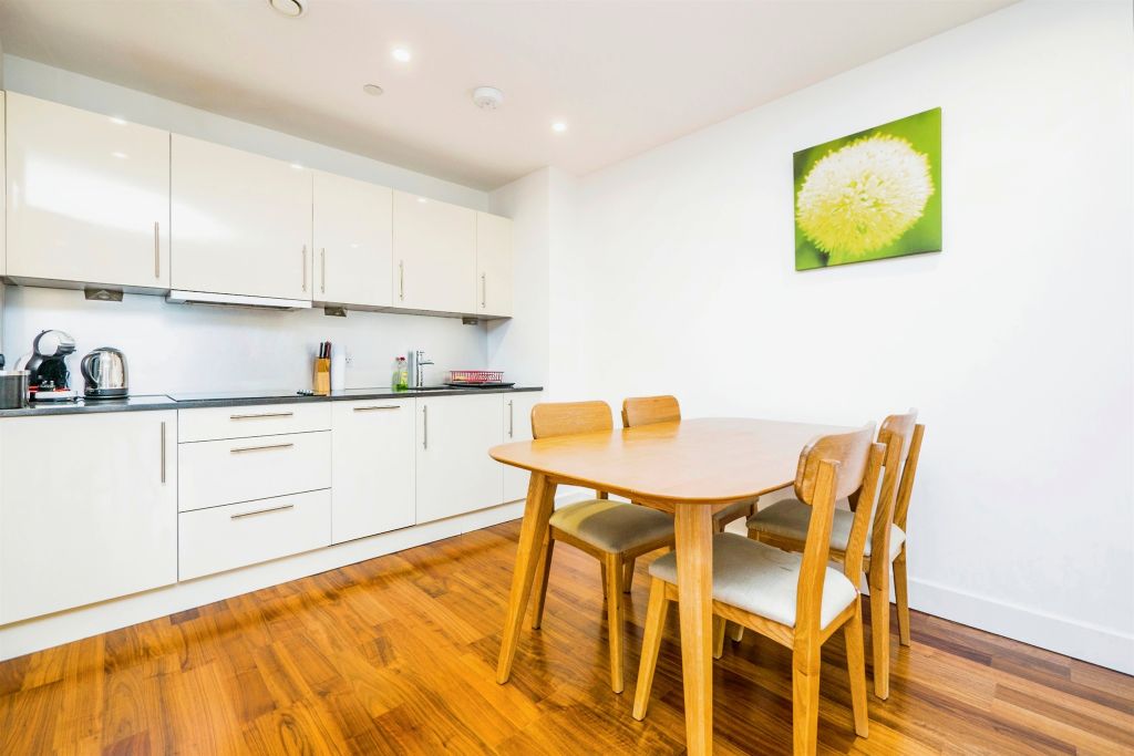 2 bed flat for saleThe Hayes, Cardiff CF10 photo 4
