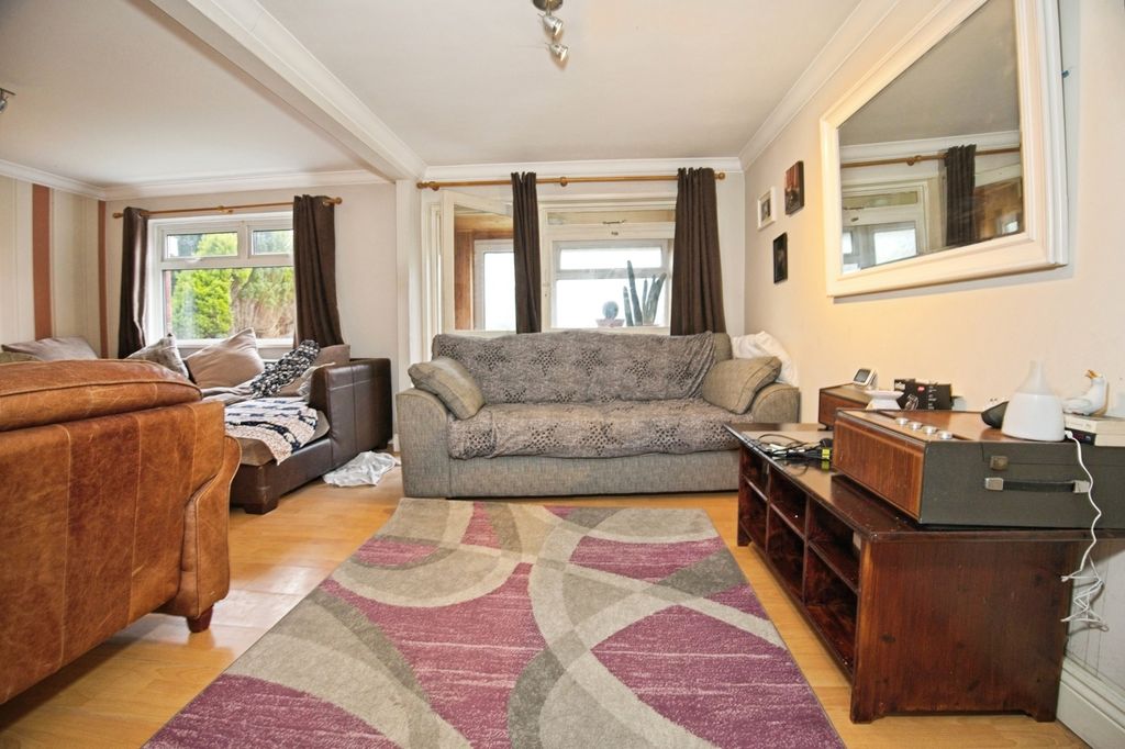 3 bed terraced house for salePennsylvania, Llanedeyrn, Cardiff CF23 photo 5