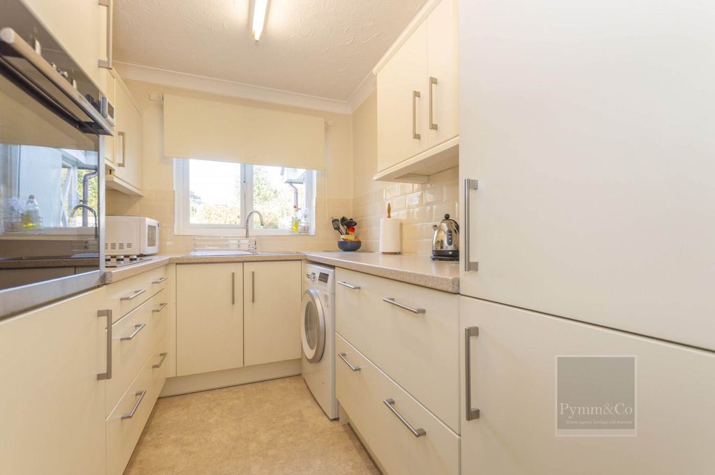 2 bed flat for saleTemperance Place, Beccles NR34 photo 2