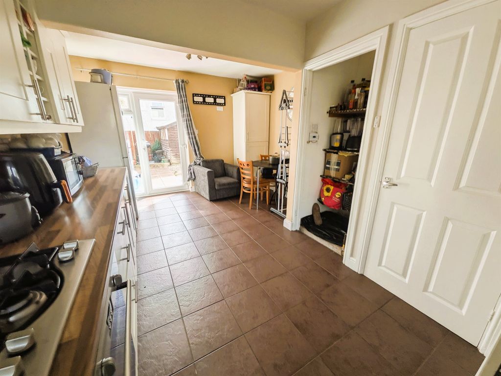 3 bed terraced house for salePennyfields, Greenmeadow, Cwmbran NP44 photo 5