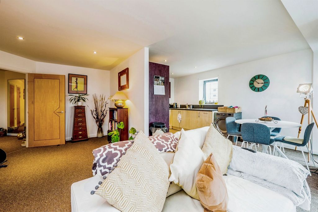 2 bed flat for saleLandmark Place, Cardiff CF10 photo 5