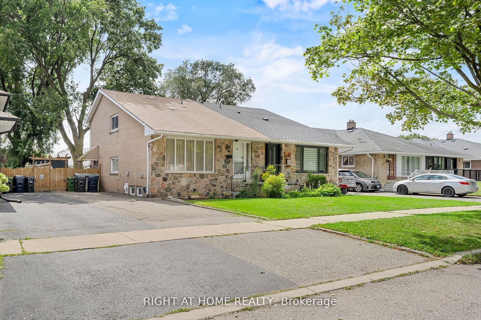 19 Dunsany Crescent, Toronto, ON, M9R 3W7