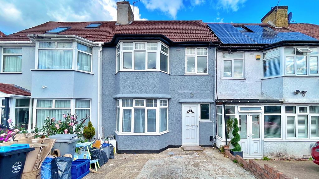 4 bed terraced house for saleSummit Close, London NW9