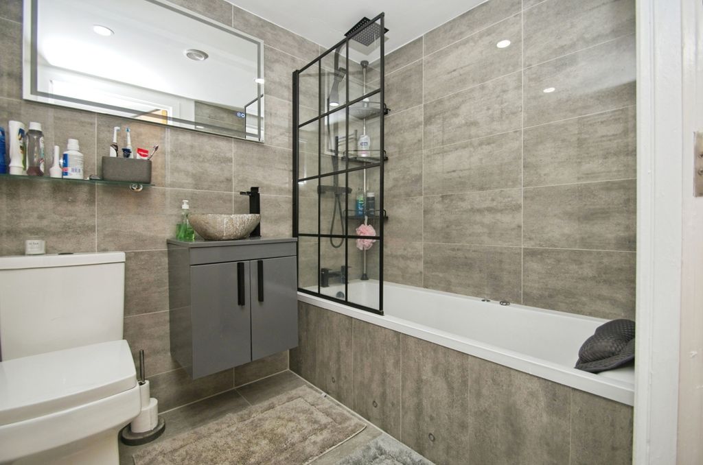 Additional image 10 of 2 bed flat for saleCity Wharf Apartments, Schooner Way, Cardiff Bay, Cardiff CF10