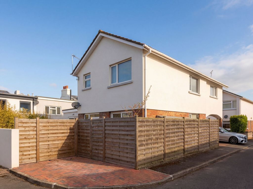 4 bed detached house for saleNumero Neuf, St Clement JE2 photo 4