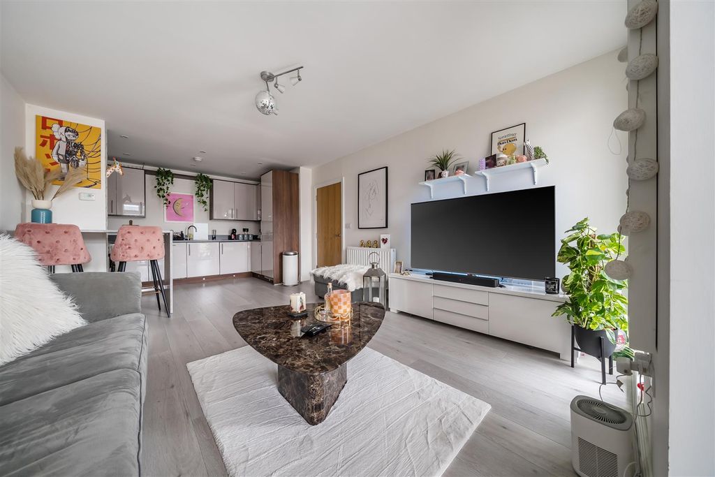 Additional image 3 of 2 bed flat for saleKestrel Court, Heron Way, Maidenhead SL6