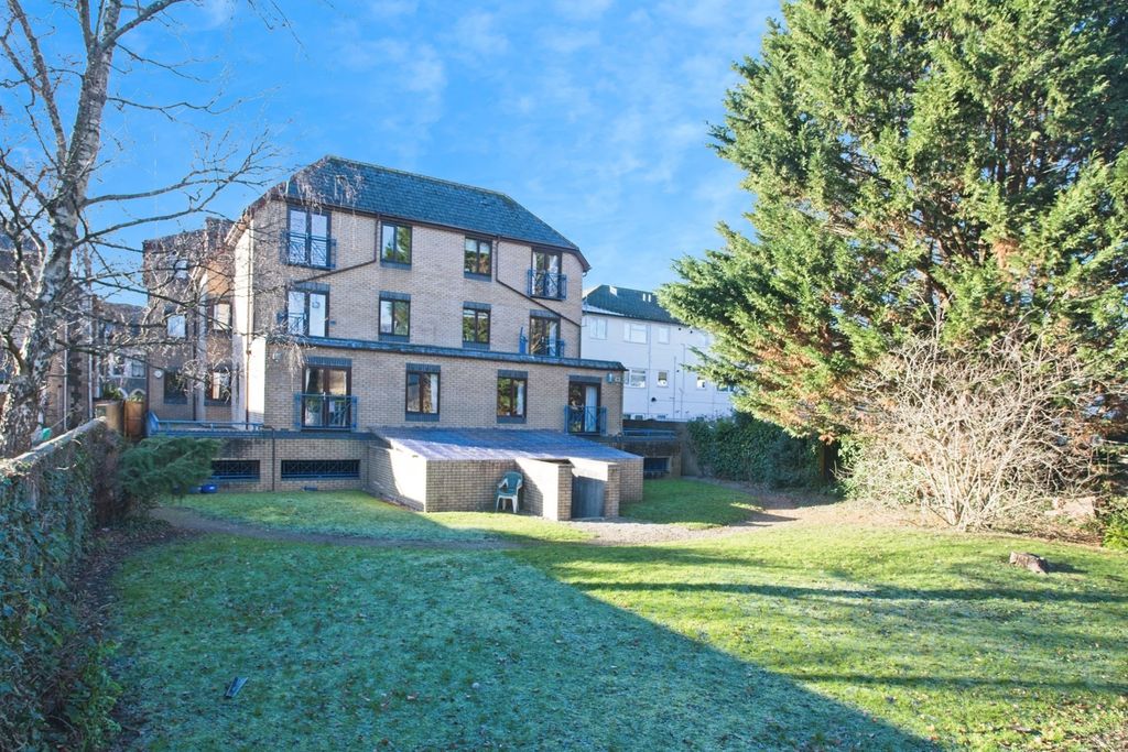 2 bed flat for saleCaernarvon Court, Conway Road, Cardiff CF11