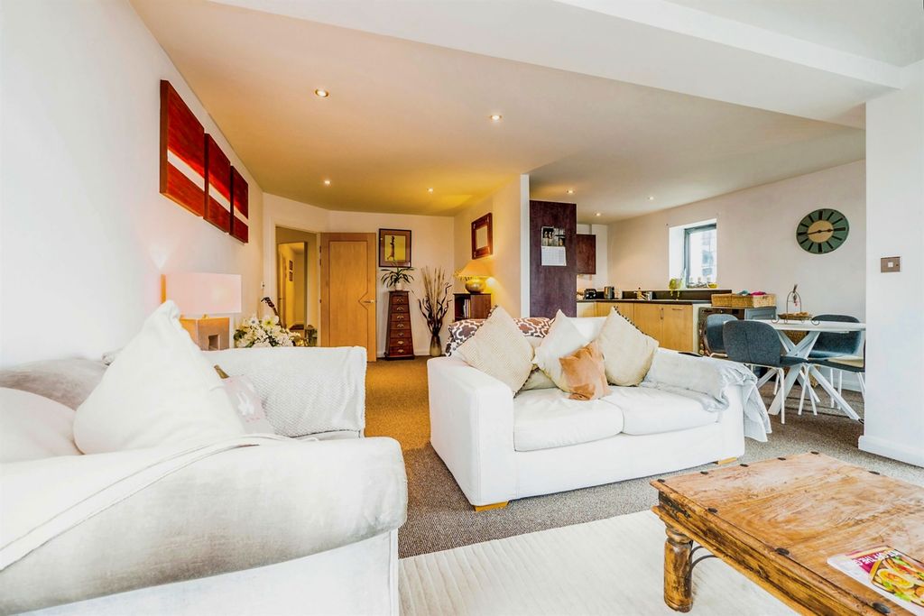 2 bed flat for saleLandmark Place, Cardiff CF10 photo 3