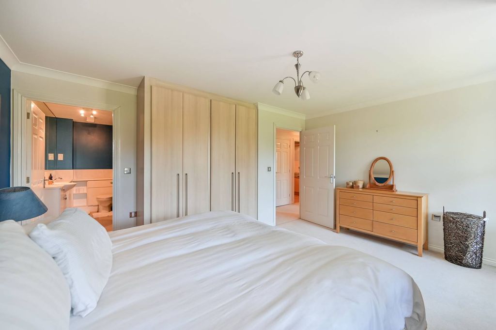 Additional image 6 of 2 bed flat for saleNorth Street, Winkfield, Windsor SL4