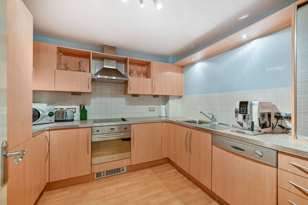 Additional image 5 of 2 bed flat for saleNorth Street, Winkfield, Windsor SL4