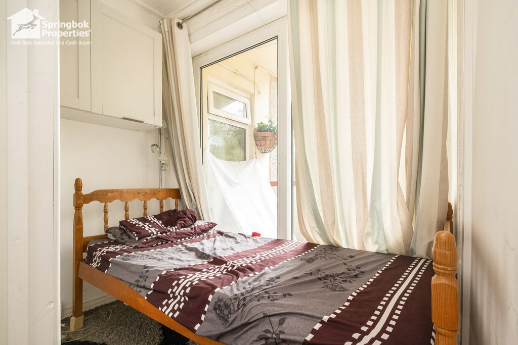 2 bed flat for saleRoding Close, Newport, Gwent NP20 photo 5