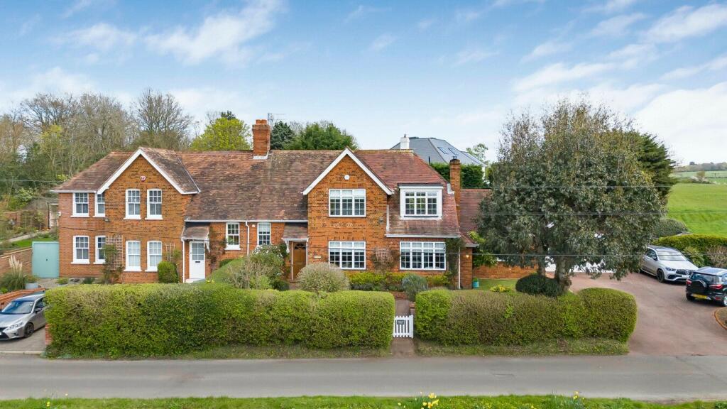Essenwell Cottage, Cucumber Lane, Essendon, AL9