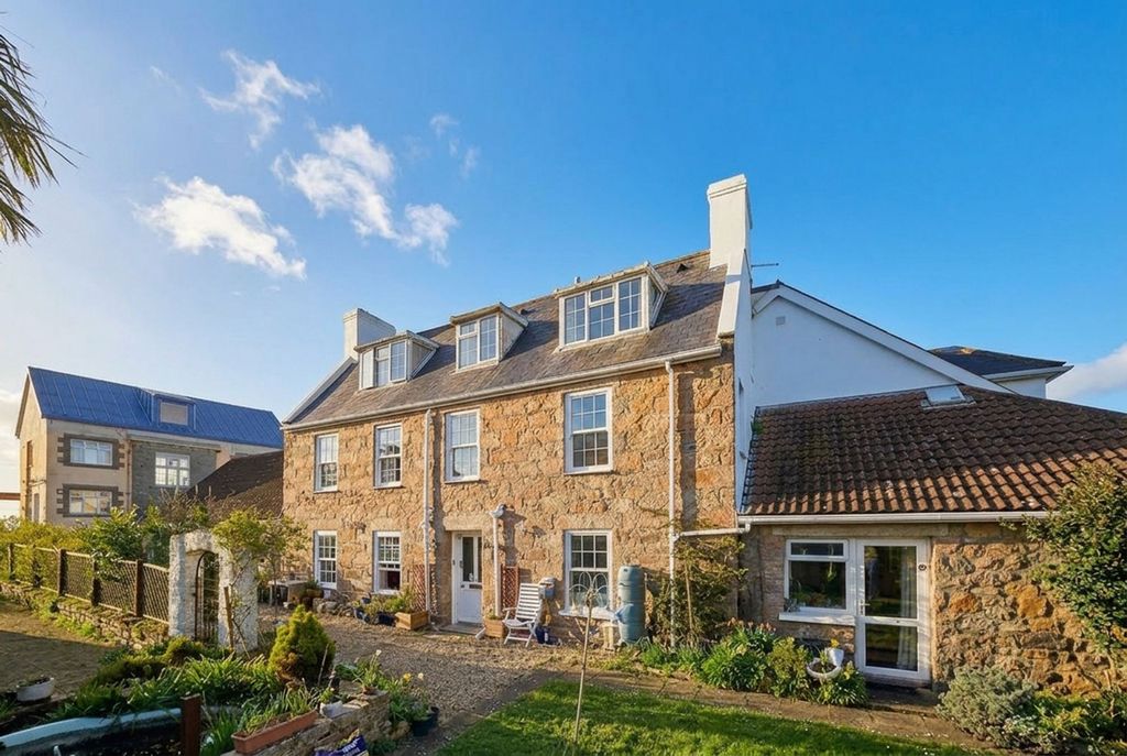 7 bed semi-detached house for saleLes Grandes Vagues, St Clement JE2