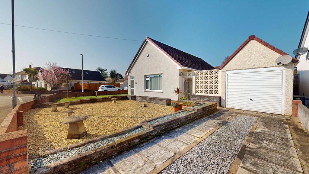2 bed bungalow for saleHeol Y Wern, Rhiwbina, Cardiff CF14