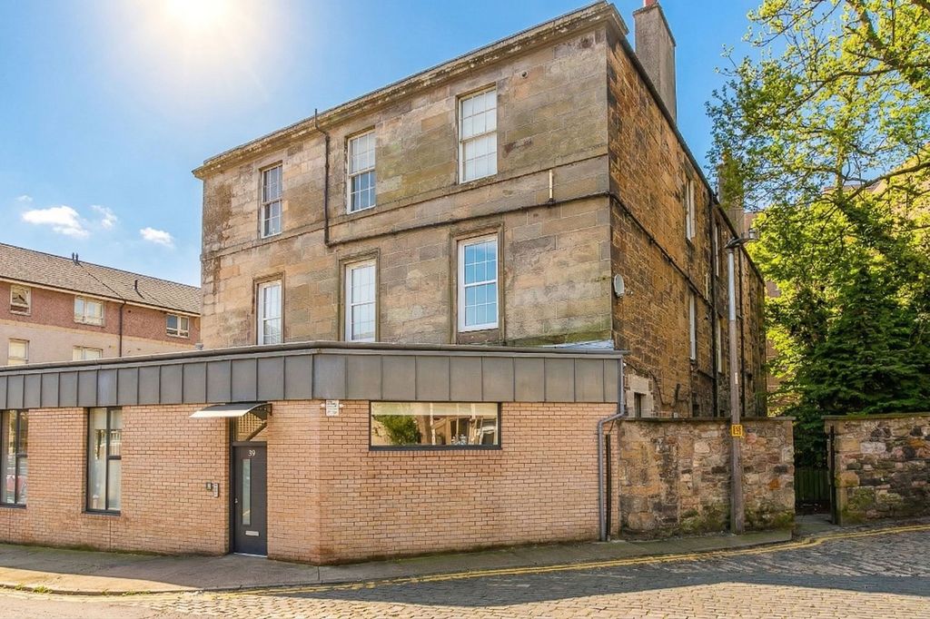2 bed flat for saleLower London Road, Abbeyhill, Edinburgh EH7