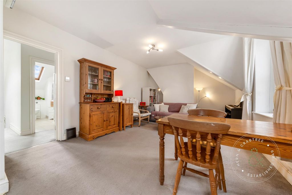 2 bed flat for salePrinces Street, Roath, Cardiff CF24 photo 4