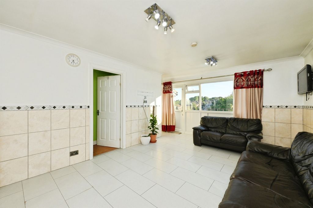 3 bed flat for saleCrouchfield, Hertford SG14 photo 5
