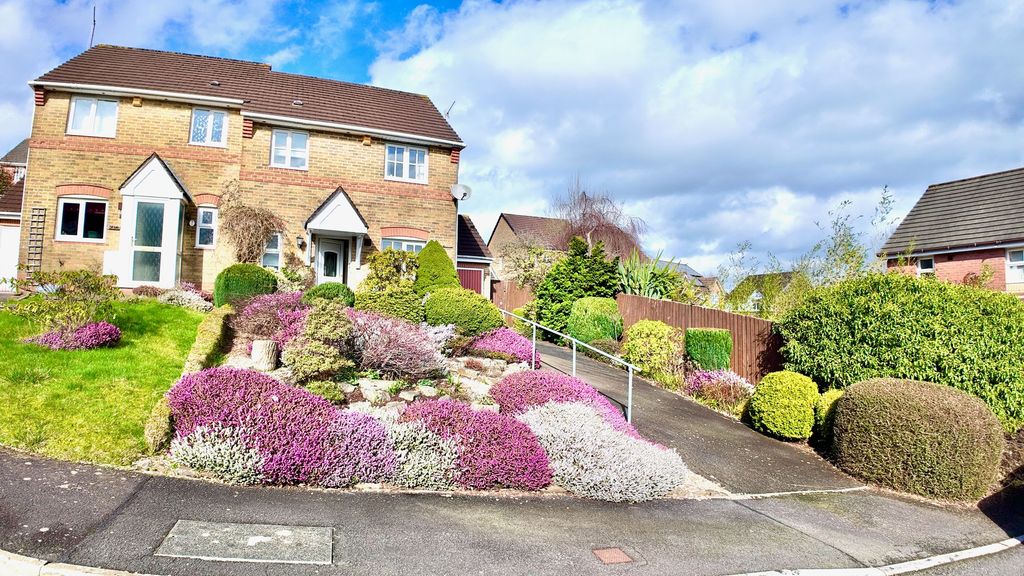 3 bed semi-detached house for saleSt. Madoc Close, Pontllanfraith NP12
