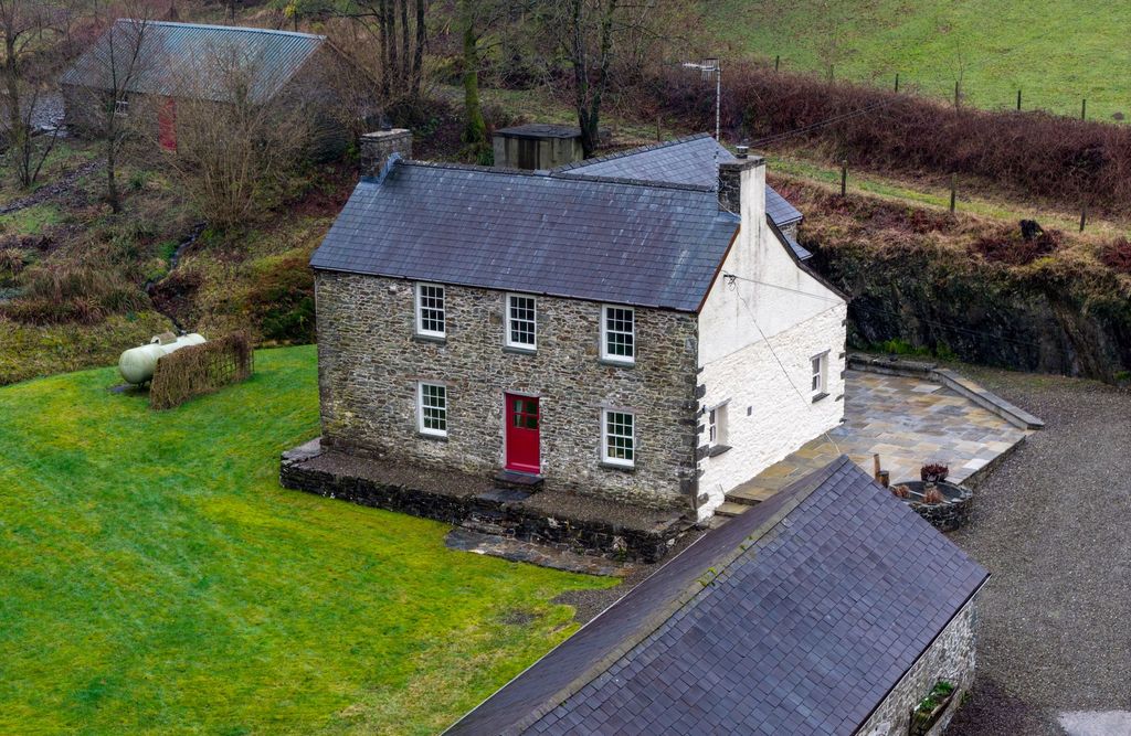 7 bed detached house for saleLlandysul SA44
