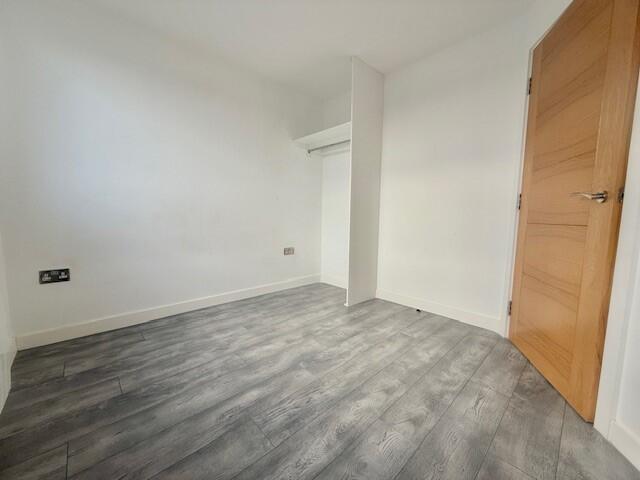 Additional image 3 of Equipoint, Yardley B25