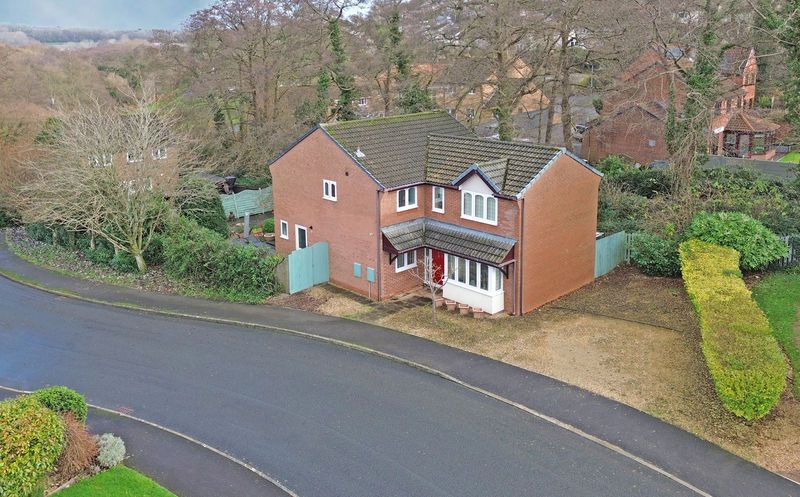 4 bed detached house for saleGreatly Extended, Caernarvon Drive, Rhiwderin NP10
