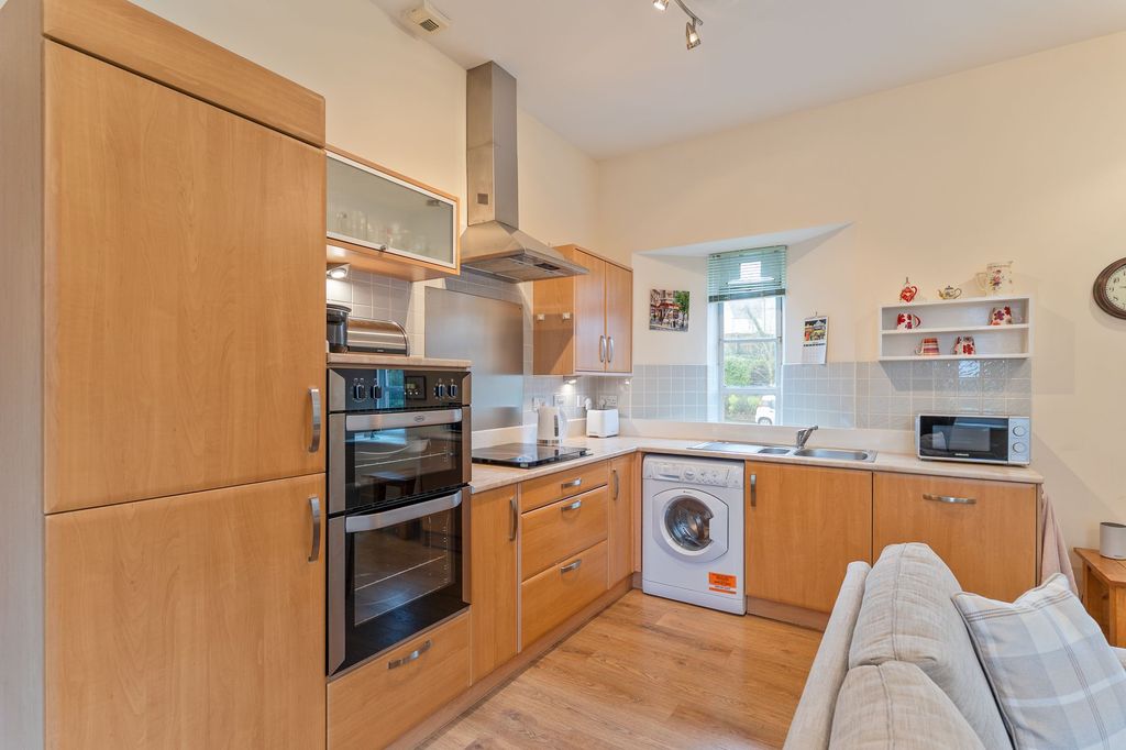 2 bed flat for saleSarno Square, Abergavenny NP7 photo 3