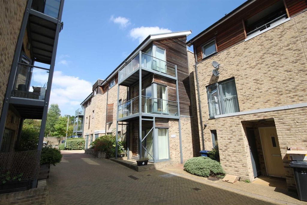 2 bed flat for saleLynfield Court, Cambridge CB4