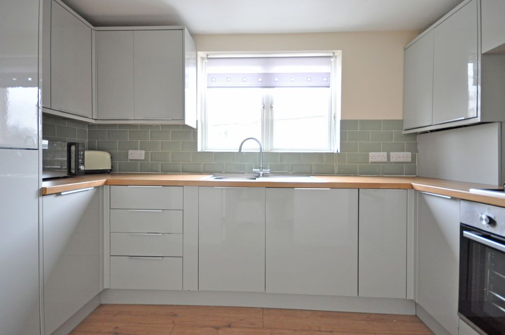 Additional image 2 of 2 bed flat for saleRefurbished Flat, Golden Mile View, Newport NP20