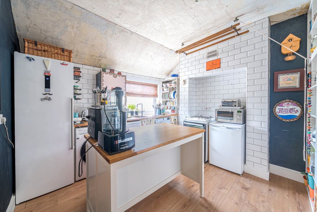 3 bed flat for saleThe Parade, Claygate KT10 photo 5