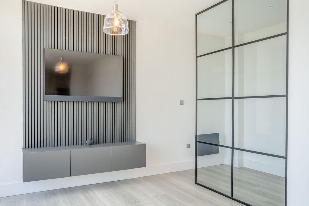 2 bed flat for saleCardiff CF10 photo 5