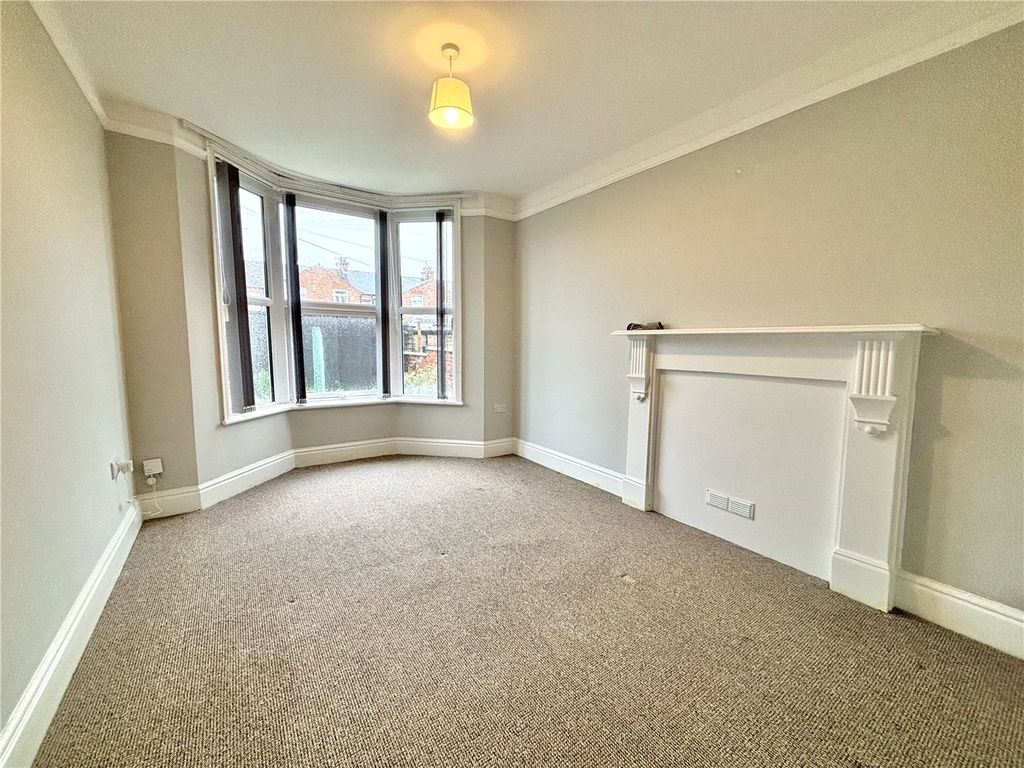 2 bed flat to rentCedar Road, Northampton, Northamptonshire NN1 photo 4