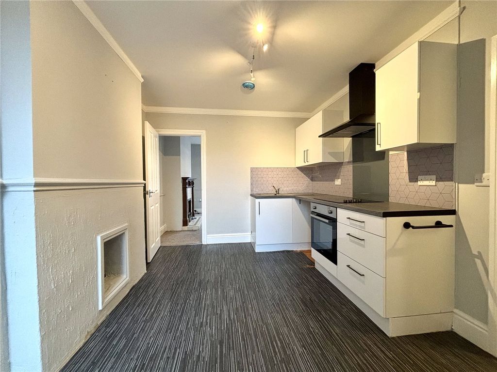 2 bed flat to rentCedar Road, Northampton, Northamptonshire NN1 photo 3