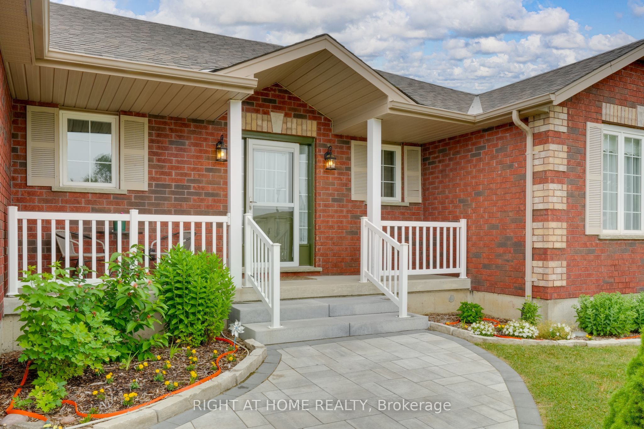 16 O'neill Circle, Springwater, ON, L0L 2K0 photo 2