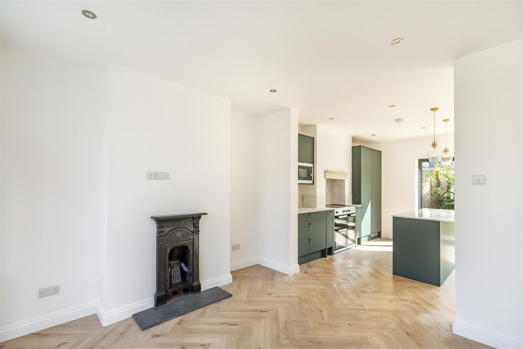 3 bed semi-detached house to rentDevon Place, York YO10 photo 2