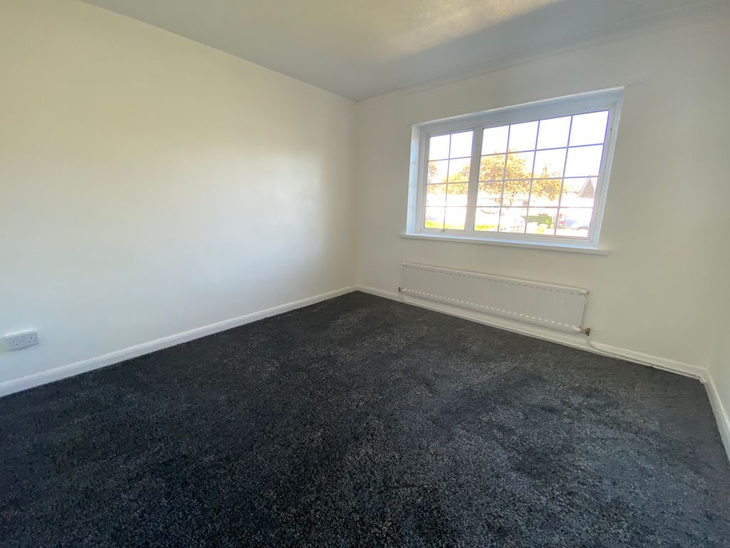 2 bed bungalow to rentClyfton Crescent, Immingham DN40 photo 2