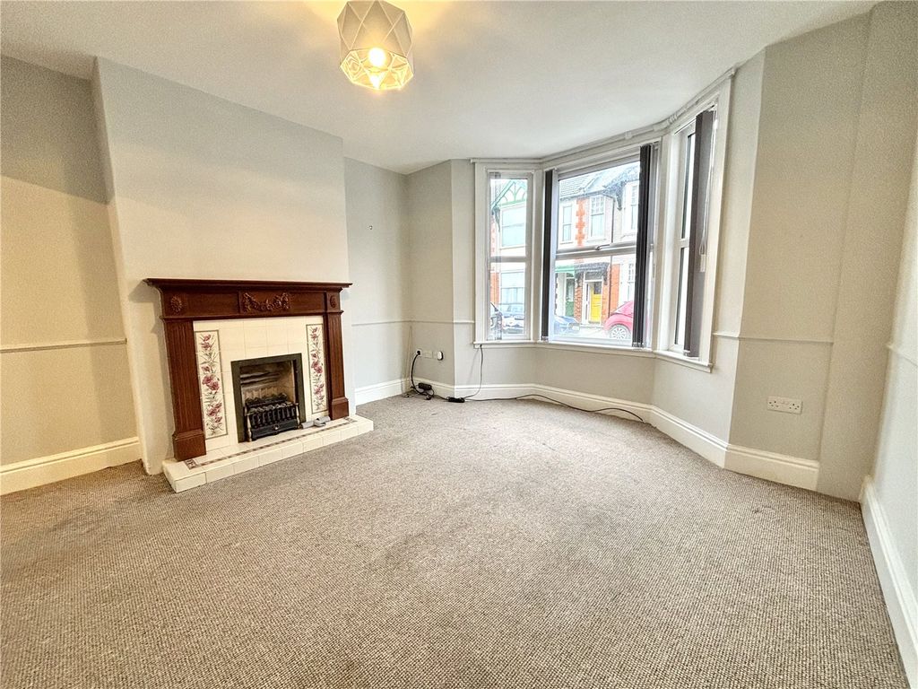 2 bed flat to rentCedar Road, Northampton, Northamptonshire NN1 photo 2